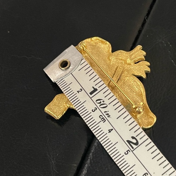 Disney Winnie the Pooh gold tone brooch pin - Picture 4 of 7